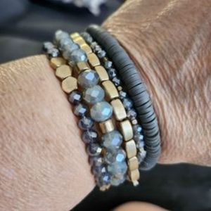 Bracelets in gray and gold